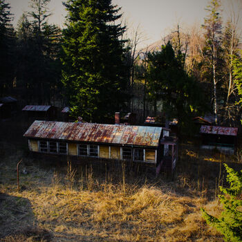 🏕️ Tábor, kde kdysi trávily léto stovky dětí… dnes ho pohlcuje ticho a příroda