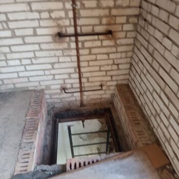 Opuštěná škola s tělocvičnou