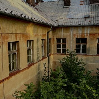 ᴀʙᴀɴᴅᴏɴᴇᴅ ꜱᴄʜᴏᴏʟ