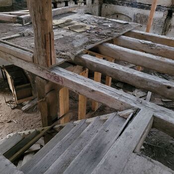 🏰Ein Schloss in Schwierigkeiten. Mit einem großen Keller.