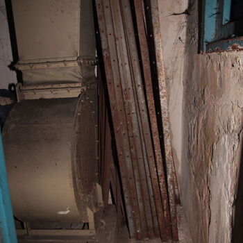 Škoda-Gebäude Nr. 16 mit Überdachung