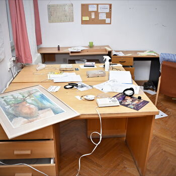 kancelář stůl tabulka nábytek počítač