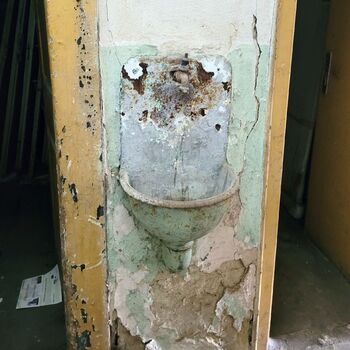 🏰Ein Schloss in Schwierigkeiten. Mit einem großen Keller.