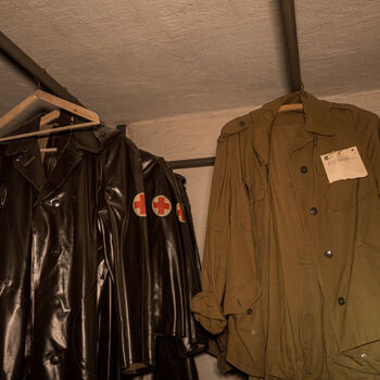 Zachovalý kryt s telefony