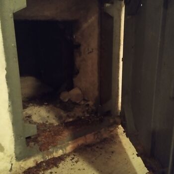 Die Abdeckung unter dem Fertighaus