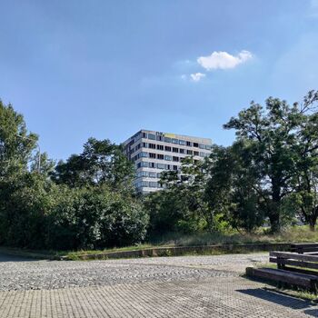 Budova zvenku v krásným denním světle