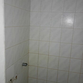 sprcha vodovodní armatura vedle sebe koupelna