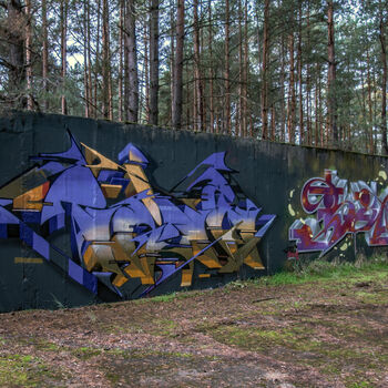 Velitelské stanoviště, bunkry a otevřené pozice s opravdu skvělými graffiti