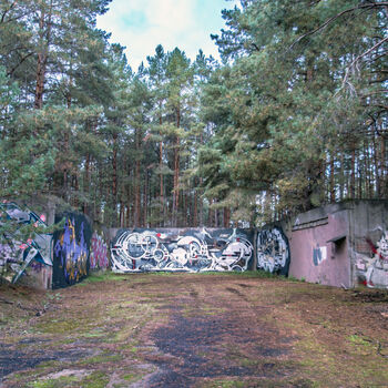 Velitelské stanoviště, bunkry a otevřené pozice s opravdu skvělými graffiti