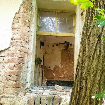 včelín přístřešek budova staré zeď přístavby dveře