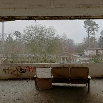 Ein militärisches Gebiet mit einer unterirdischen Sendezentrale Ein militärisches Gebiet mit einer unterirdischen Sendezentrale