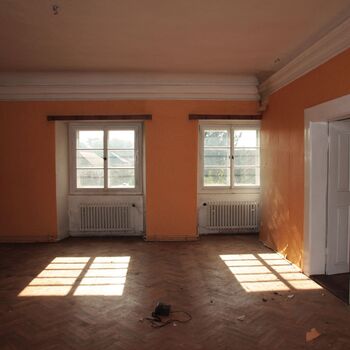 Umkleideraum und Stallungen