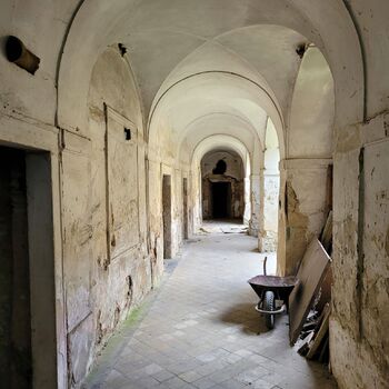 🏰Ein Schloss in Schwierigkeiten. Mit einem großen Keller.