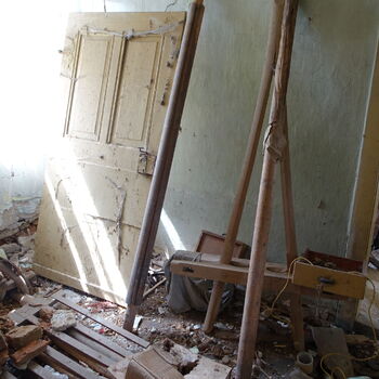 Rozpadající se statek.