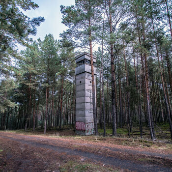 Velitelské stanoviště, bunkry a otevřené pozice s opravdu skvělými graffiti