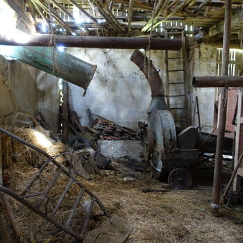 Rozpadající se statek.