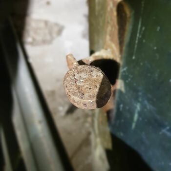 Upevňovací prvek zádržný systém nut and bolt šroub