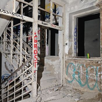 Chátrající léčebna a střet s nečekanými návštěvníky...