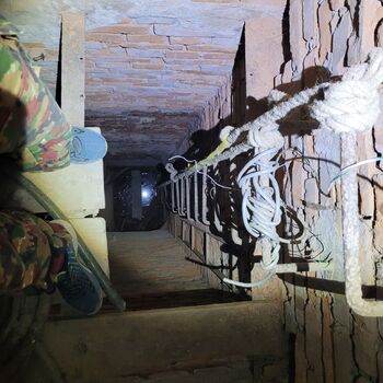 Už se setmělo venku je úplněk.