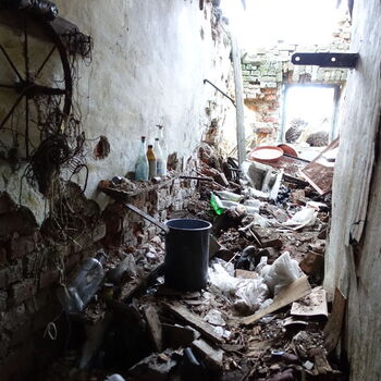 Hájovna ve stráni.