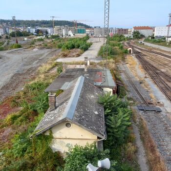 Drážní domek v době mé návštěvy ještě funkční, v pozadí výstavba nového sídliště