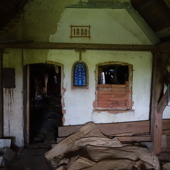 Další chátrající statek