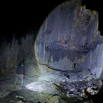 hory, DOLY, černý pes