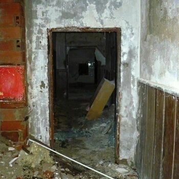 telefonní automat telefon staré elektronické zařízení dveře zeď