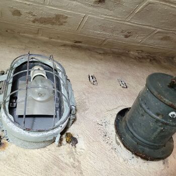 Už se setmělo venku je úplněk.