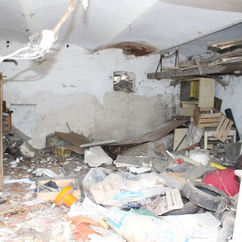 Opuštěný venkovský statek.