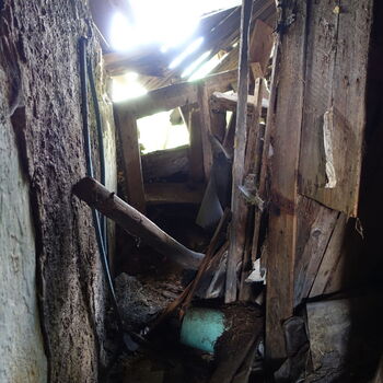 Rozpadající se statek.