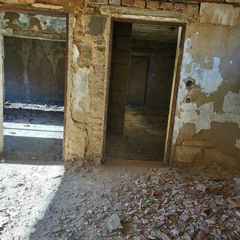 Rozpadlý domek v Praze