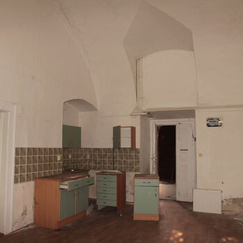 Umkleideraum und Stallungen