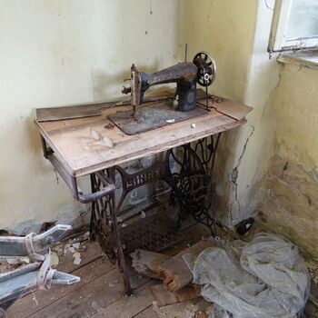 Rozpadající se statek.