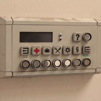 Továrna děrnoštítkových počítačů