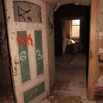 Továrna na tkaní z umělého hedvábí podšívkových materiálů