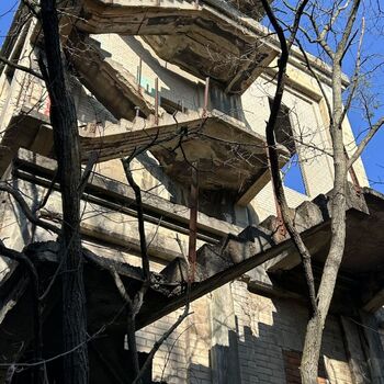 Bertzit Tower – Nedokončený experiment ⚙️🔥