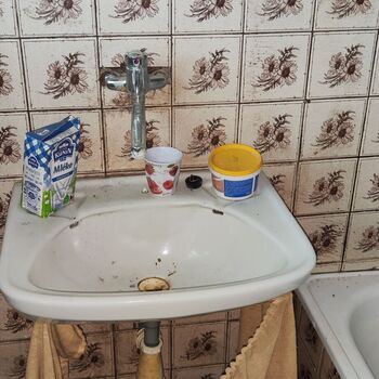 Abandoned farm building_2025