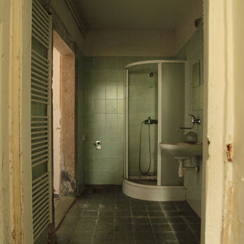 Umkleideraum und Stallungen