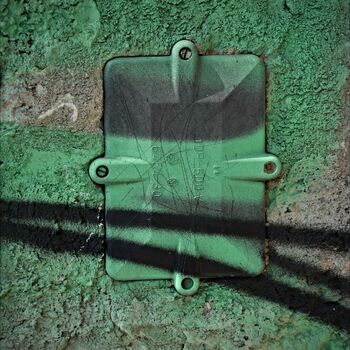 fastener restraint catch fastener restraint catch