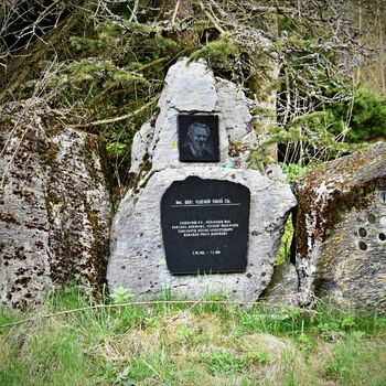 Památník náhrobek mosaz struktura kámen