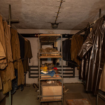 Zachovalý kryt s telefony