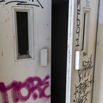 Ich habe gehört, es sei ein Krankenhaus für geistig behinderte Kinder.