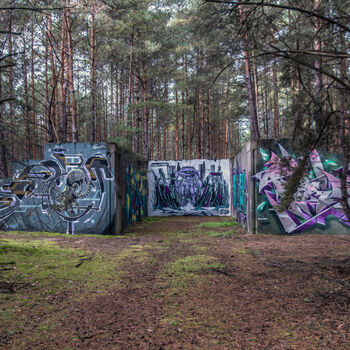 Velitelské stanoviště, bunkry a otevřené pozice s opravdu skvělými graffiti