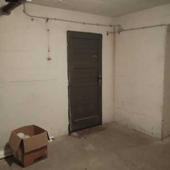 Die Abdeckung unter dem Fertighaus