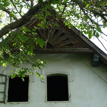 Další chátrající statek