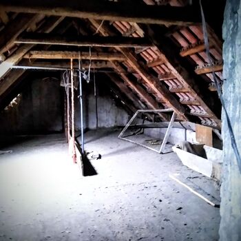 Starý domek uprostřed vsi