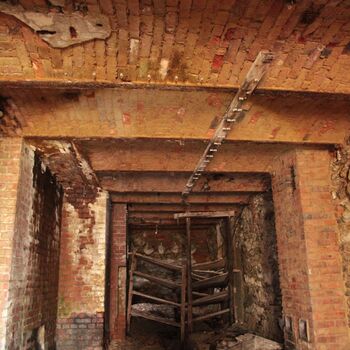 Továrna na tkaní z umělého hedvábí podšívkových materiálů