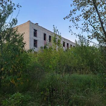 Opuštěná škola s tělocvičnou