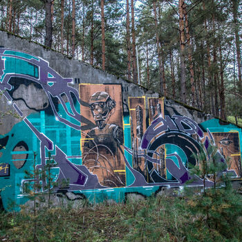 Velitelské stanoviště, bunkry a otevřené pozice s opravdu skvělými graffiti